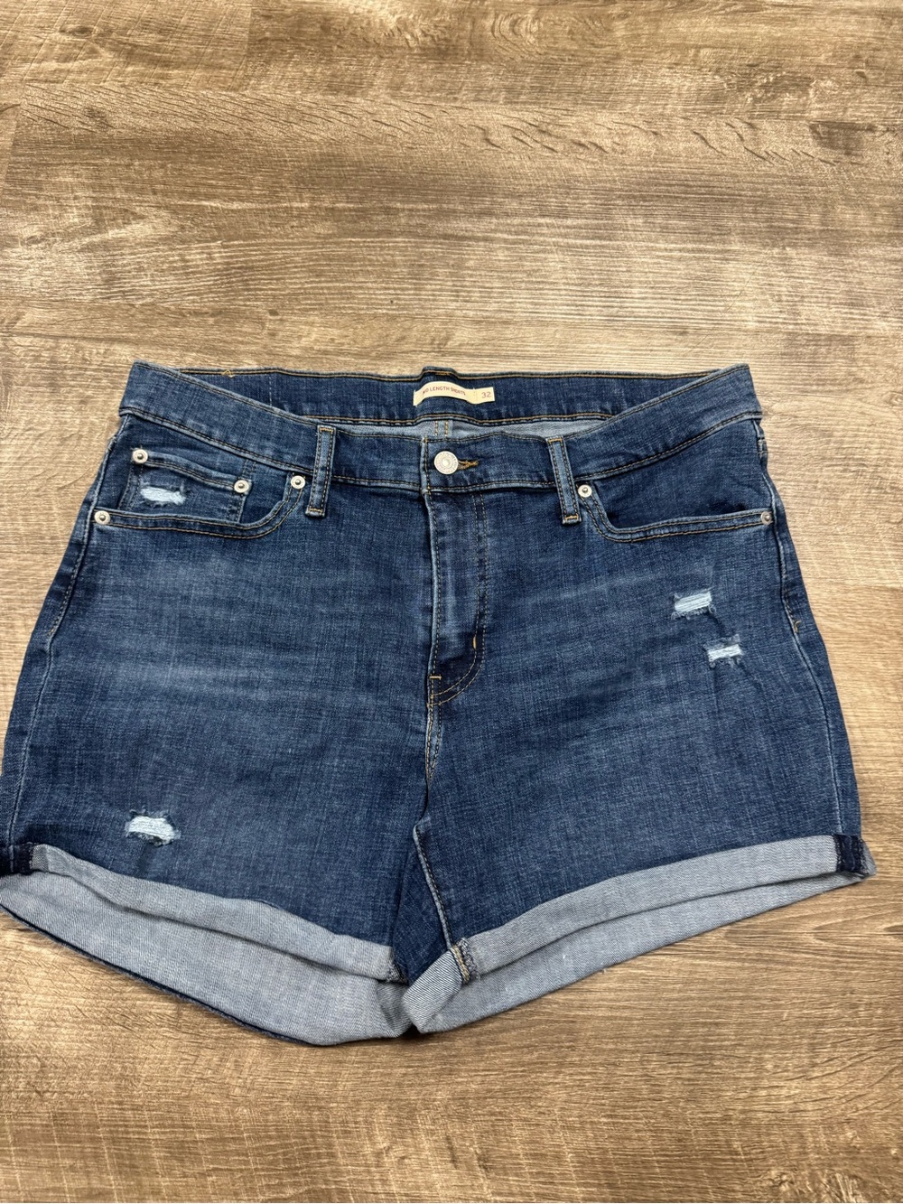 Levi’s Mid Length Jean Shorts Size 32